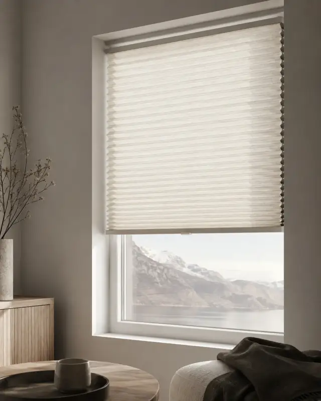 Wabenplissee am Fenster mit Textilstruktur und Bergblick